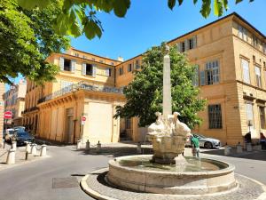 fontanna na środku ulicy przed budynkiem w obiekcie CORDELIERS MAIRIE w Aix-en-Provence +6 zdjęć