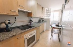 eine Küche mit einer Spüle und einer Arbeitsplatte in der Unterkunft P Cormoran 3255 in La Manga del Mar Menor