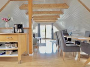 een eetkamer met een tafel en stoelen bij Sonnensteg 5 - Ein Tag am Meer in Ostseebad Sellin