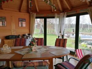 uma sala de jantar com uma mesa e uma grande janela em Landtraum im Traumland Mecklenburg em Warin