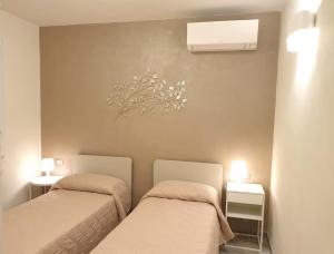 1 Schlafzimmer mit 2 Betten und Klimaanlage in der Unterkunft Appartamento Dea in Marina di Campo