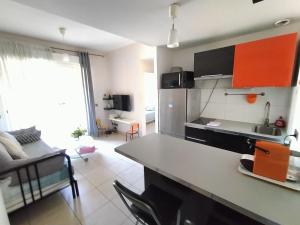 une cuisine avec un comptoir et un salon dans l'établissement ALLEES PROVENCALES 2, à Aix-en-Provence