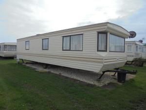 a mobile home is parked in a yard at 7 Berth on Coral Beach Granada II in Ingoldmells