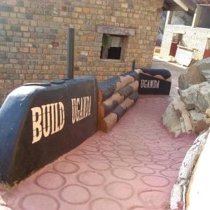 LoitanitにあるKaturum Kidepo lodgeの煉瓦造りの歩道に配管がたくさんある建物