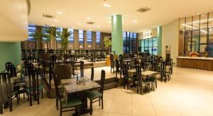 un restaurante con mesas y sillas en un centro comercial en Flat Vista Mar no Meireles na Beira Mar de Fortaleza 905, en Fortaleza