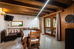 Un comedor con una mesa y un sofá. en TATRYSTAY Chalet Kristina, en Demänovská Dolina 14 fotos más