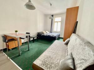 Postel nebo postele na pokoji v ubytování Centrum Bohemia Studio