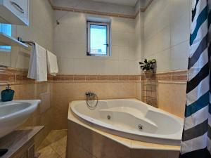 Ένα μπάνιο στο Stone Square Apartment +35 φωτογραφίες