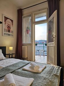 Ένα ή περισσότερα κρεβάτια σε δωμάτιο στο Stone Square Apartment