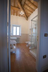 baño con 2 aseos y ducha acristalada en Villa Nena, en Tolentino