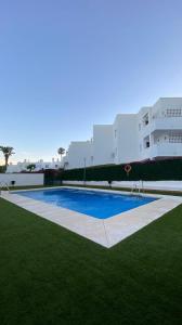 una piscina frente a un edificio en Luxurious penthouse with 180m2 sunlit terrace, en Estepona