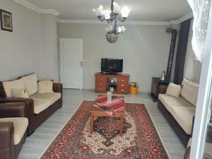 sala de estar con sofá y mesa de centro en Kadı Home, 