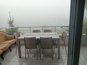 una mesa y sillas en un balcón con vistas en Kadı Home, 