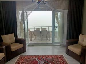 sala de estar con mesa y sillas y balcón en Kadı Home, 
