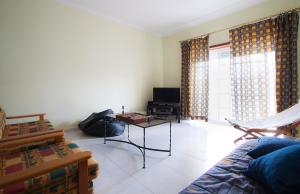ラゴスにあるFilipe House, Lagos Apartmentのリビングルーム(ソファ、テーブル付)