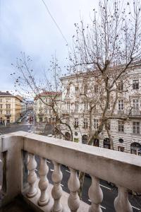 - Balcón con vistas a la ciudad en Classical apartment with modern style downtown!, en Budapest