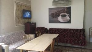 Hostel A99 في أستانا: غرفة معيشة مع أريكة وطاولة