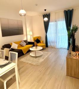 uma sala de estar com um sofá e uma mesa em Charming Yas Island Stay with Balcony em Abu Dhabi