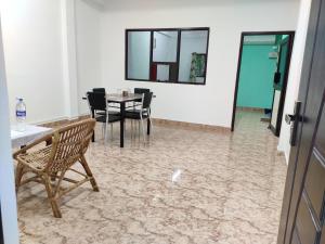 - une salle à manger avec des chaises, une table et un miroir dans l'établissement The Lotus Home, à Port Blair
