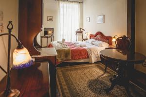 sypialnia z łóżkiem, stołem i lampką w obiekcie pension Acronafplia B&D w Nauplionie