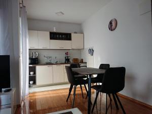 una cucina con tavolo e sedie in una stanza di West Star Apartment a Trogir