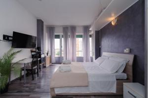 1 dormitorio con cama, mesa y escritorio en Galleria Del Reno, en Bolonia