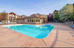 Bazén v ubytování Mountain getaway condo - 5 min walk to the beach! nebo v jeho okolí