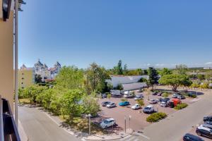 uma vista aérea de um parque de estacionamento em AL - Be Happy Apartment em Vilamoura