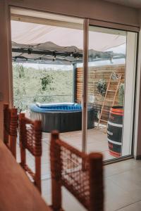 聖安妮的住宿－Maloé Lodge T2 (2 min à pieds plage et surf)，一个带游泳池和滑动玻璃门的房间