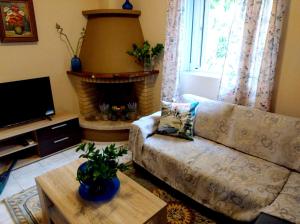 sala de estar con sofá y chimenea en GK Porto Heli, en Rozaíika
