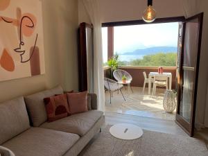 a living room with a couch and a view of a patio at Boutiqueloft Vista in Bardolino