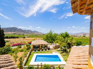 ein Bild einer Villa mit einem Pool in der Unterkunft Cubo's Villa Fina & Minigolf included in Málaga