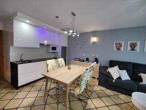 a kitchen and living room with a table and a couch at Luminoso y Moderno in O Grove