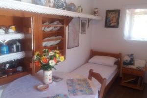 een kleine kamer met een kleine tafel en een klein bed bij Θέα in Kamarai
