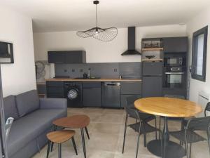Kuchyň nebo kuchyňský kout v ubytování Beau logement neuf à 5 mn de la mer