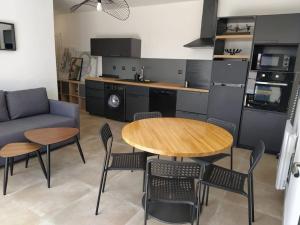 Kuchyň nebo kuchyňský kout v ubytování Beau logement neuf à 5 mn de la mer