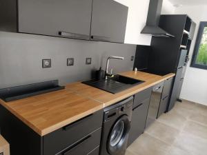 Kuchyň nebo kuchyňský kout v ubytování Beau logement neuf à 5 mn de la mer