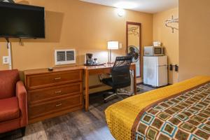 Habitación de hotel con cama y escritorio con ordenador en Town Motel en Forks
