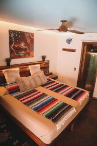 um órgão grande numa cama num quarto em Frutas y Verduras em Puerto Escondido