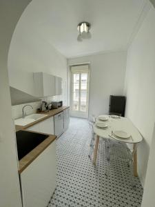 Η κουζίνα ή μικρή κουζίνα στο Appartement Nimes Arènes +5 φωτογραφίες