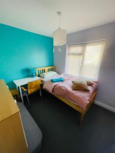 Un dormitorio con una cama y una mesa. en Mia Property en Bristol