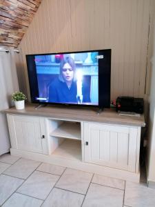 TV a/nebo společenská místnost v ubytování Le temps d'une pause