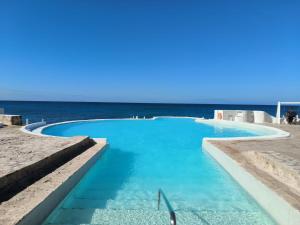 Las Lagunas的住宿－the million view room habitacion en resort solo adultos，一座背景海洋的游泳池