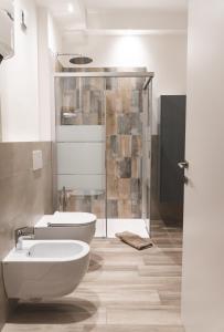 y baño con 2 aseos y ducha. en Lux - Studio-Appartment, en Merano