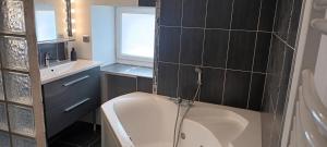 Et badeværelse på Maison de campagne + 12 billeder