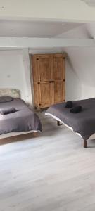 En eller flere senge i et værelse på Maison de campagne