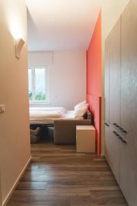 Habitación pequeña con cama y ventana en Lux - Studio-Appartment, en Merano