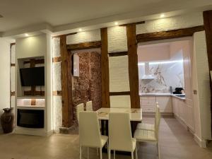cocina con mesa y sillas y TV en Luxury10 Loft plaza mayor, en Madrid