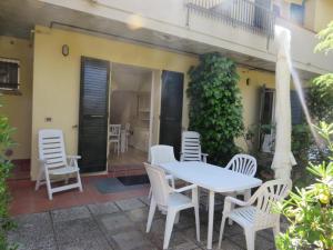 a white table and chairs on a patio at Appartamento Oberdan in Milano Marittima