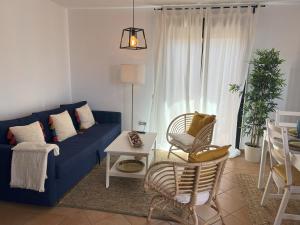 拉哈雷斯的住宿－Casa Alaia，客厅配有蓝色的沙发和椅子